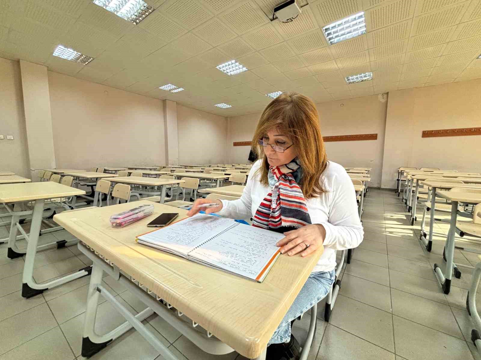 annesi icin bekledi universite hayalini 53 yasinda gerceklestirdi 3 F5WECQf2
