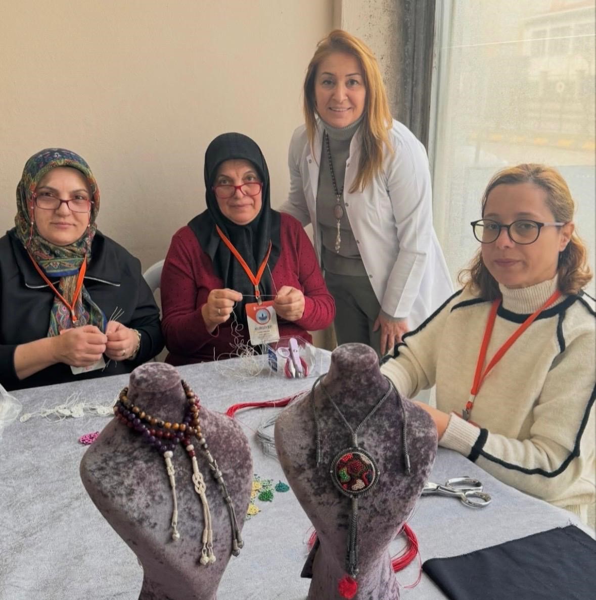 annesi icin bekledi universite hayalini 53 yasinda gerceklestirdi 4 OtYBc8Yf