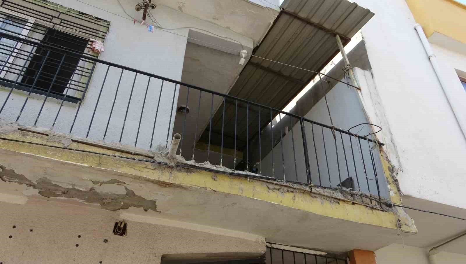 annesi sokaktan korkarken facia evlerinin balkonunda yakaladi 0 8TiYIlkQ
