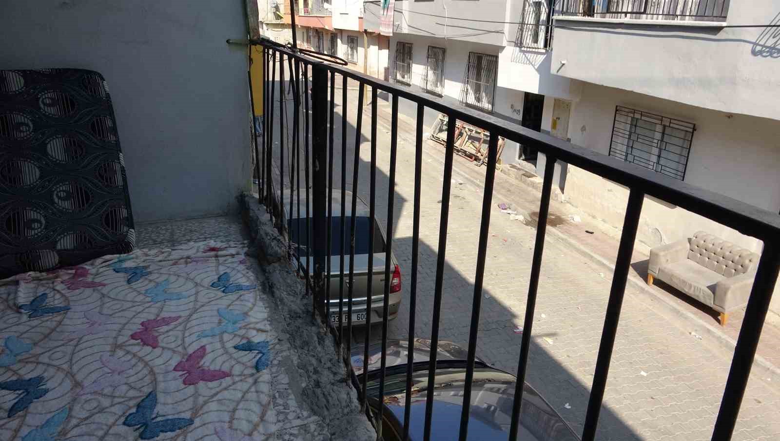annesi sokaktan korkarken facia evlerinin balkonunda yakaladi 2 dkqsihvW