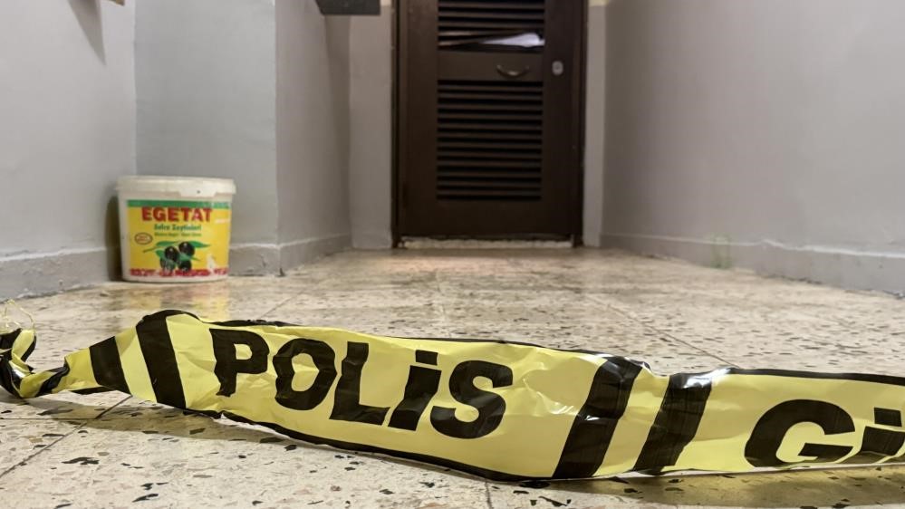annesi ve agabeyini olduren sahisla ilgili sok gelisme halusinasyonlar gorup kizlari tehdit etmis 0