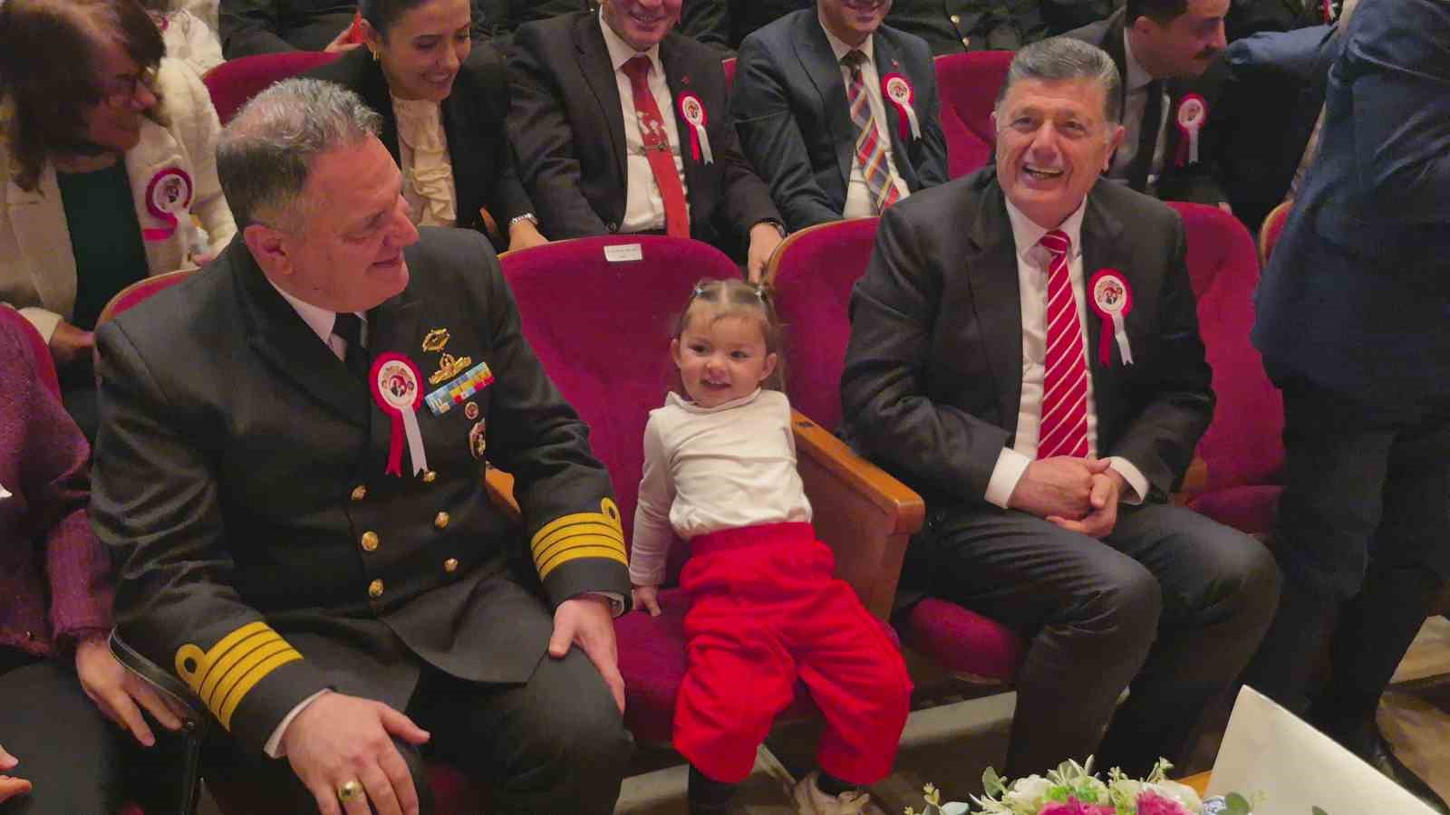 annesinden elinden kurtulan minik vali arslanin koltuguna oturdu 0 PlCkdNJy