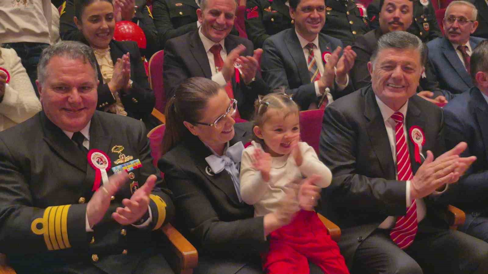 annesinden elinden kurtulan minik vali arslanin koltuguna oturdu 3 BMEyFN16