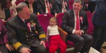 annesinden-elinden-kurtulan-minik-vali-arslanin-koltuguna-oturdu-vaLxrh4h.jpg