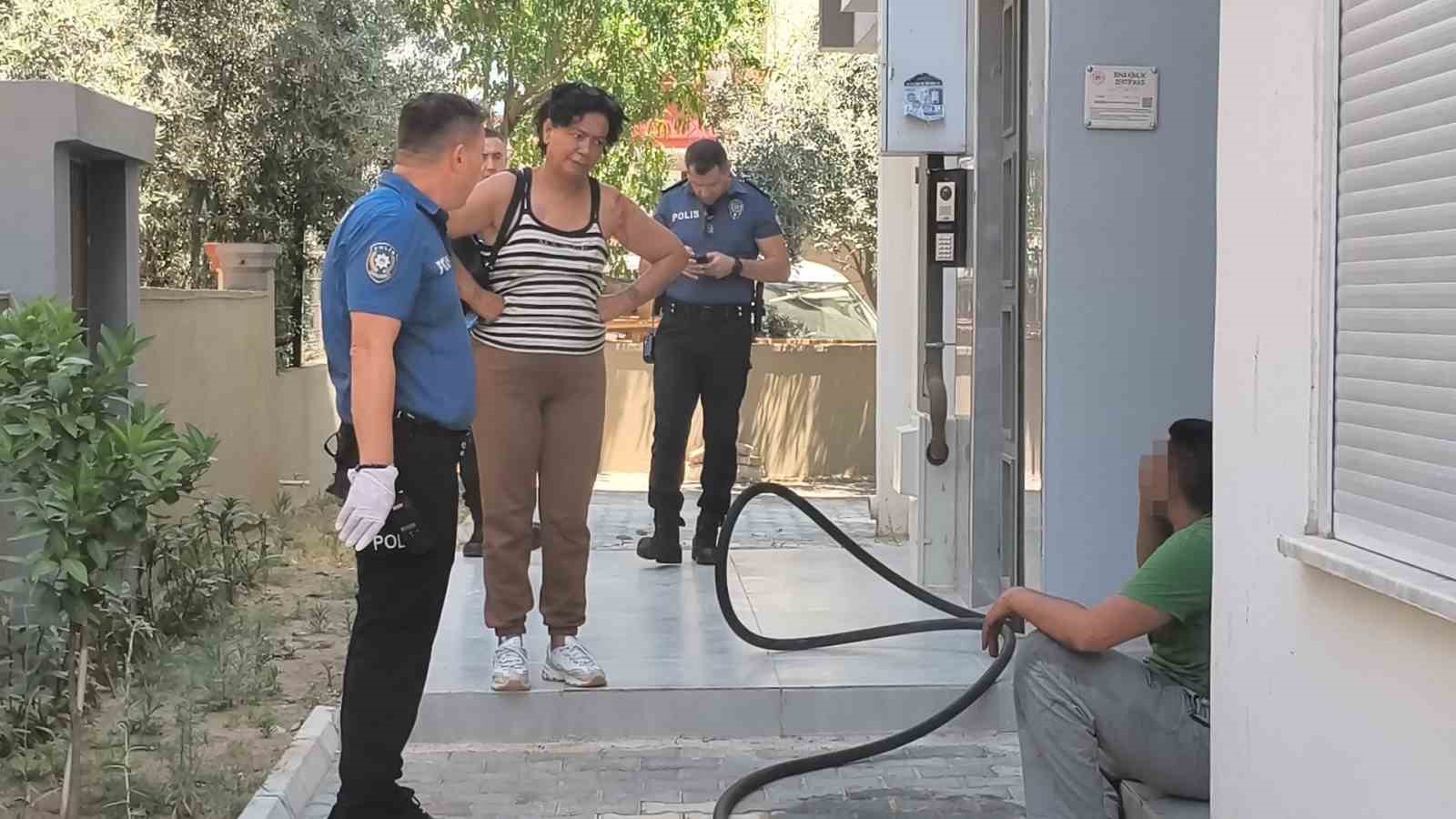 annesine sinirlendi kendini eve kapatip yakmaya calisti mahallede korku ve ofke dolu anlar 1 C1AjZEYw