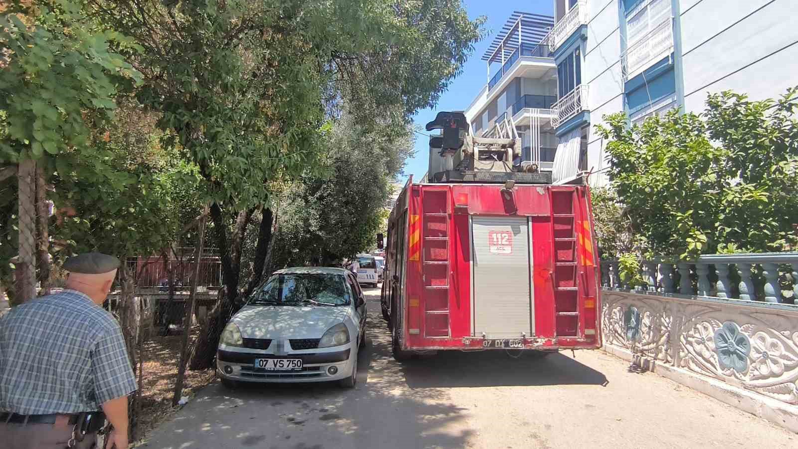 annesine sinirlendi kendini eve kapatip yakmaya calisti mahallede korku ve ofke dolu anlar 5 GrkfSpLj