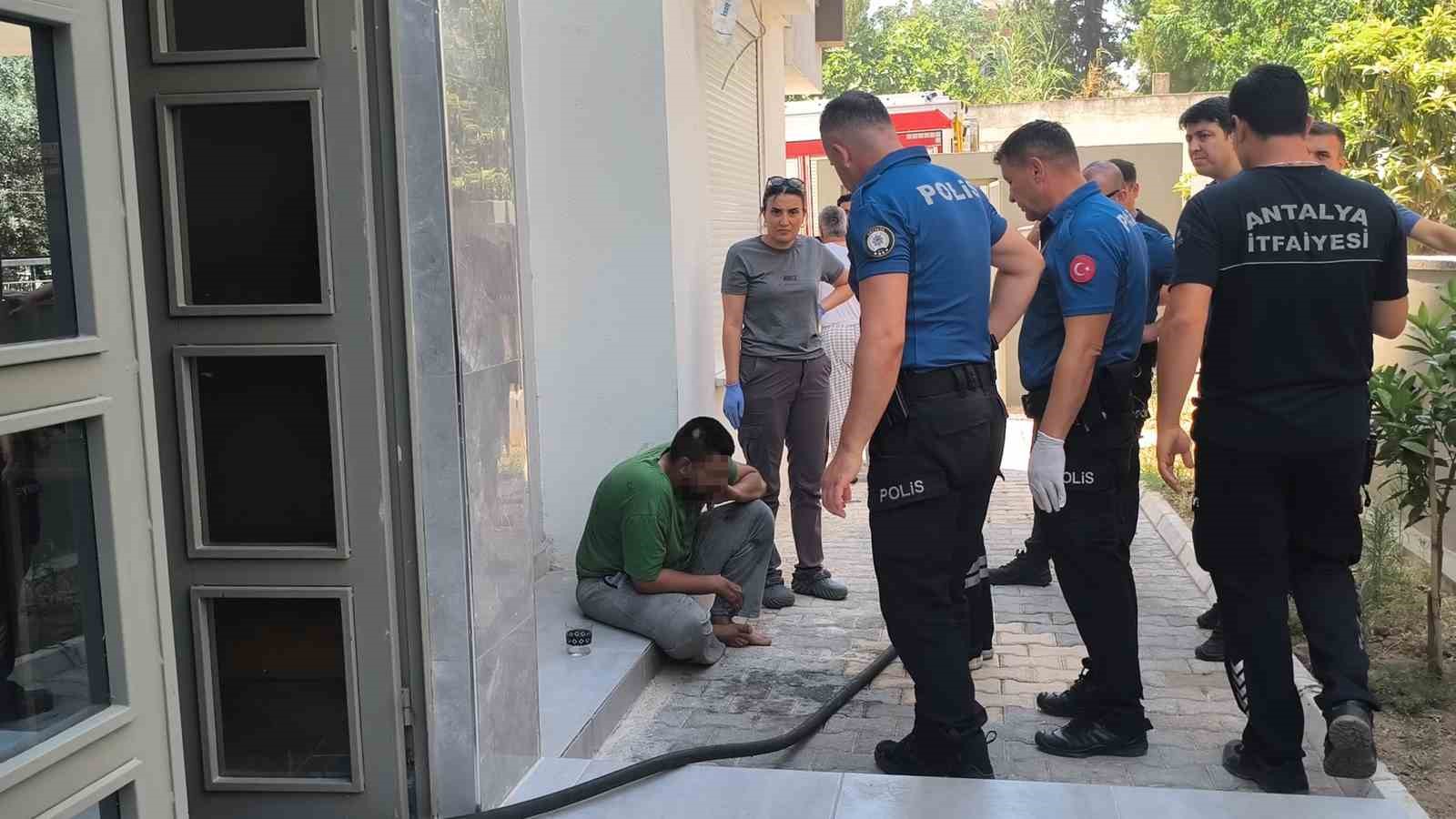 annesine sinirlendi kendini eve kapatip yakmaya calisti mahallede korku ve ofke dolu anlar 7 lBwW8Lcw