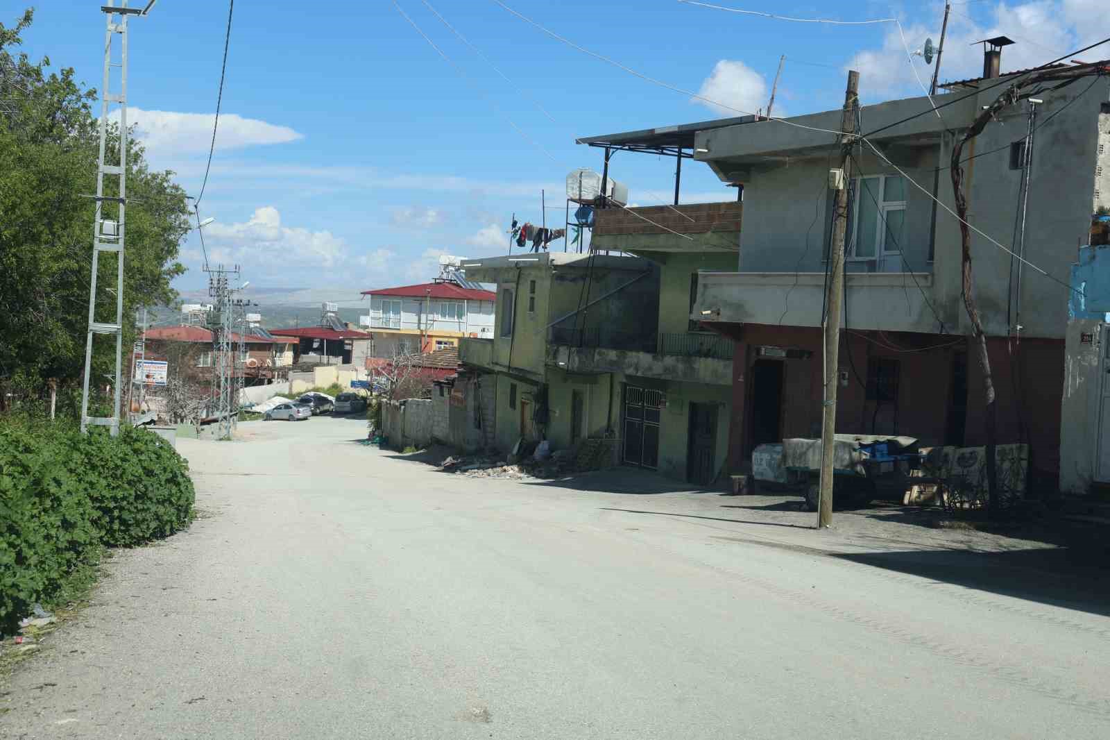Annesine sopayla saldıran şahıs, araya giren eşini defalarca bıçaklayarak öldürdü 5 annesine sopayla saldiran sahis araya giren esini defalarca bicaklayarak oldurdu 1 CE53afrl