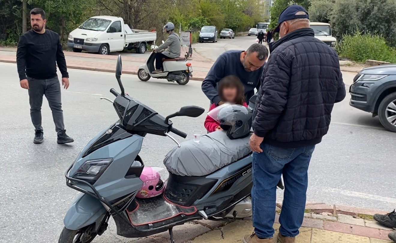 Annesini kazada yaralayıp kaçan sürücüyü, gözyaşlarıyla babasına şikayet etti 5 annesini kazada yaralayip kacan surucuyu gozyaslariyla babasina sikayet etti 1 1lkeGcJC