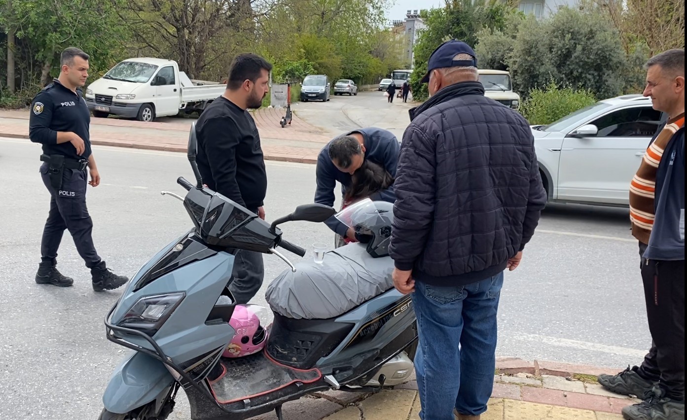 Annesini kazada yaralayıp kaçan sürücüyü, gözyaşlarıyla babasına şikayet etti 6 annesini kazada yaralayip kacan surucuyu gozyaslariyla babasina sikayet etti 2 hpYn9Mh6