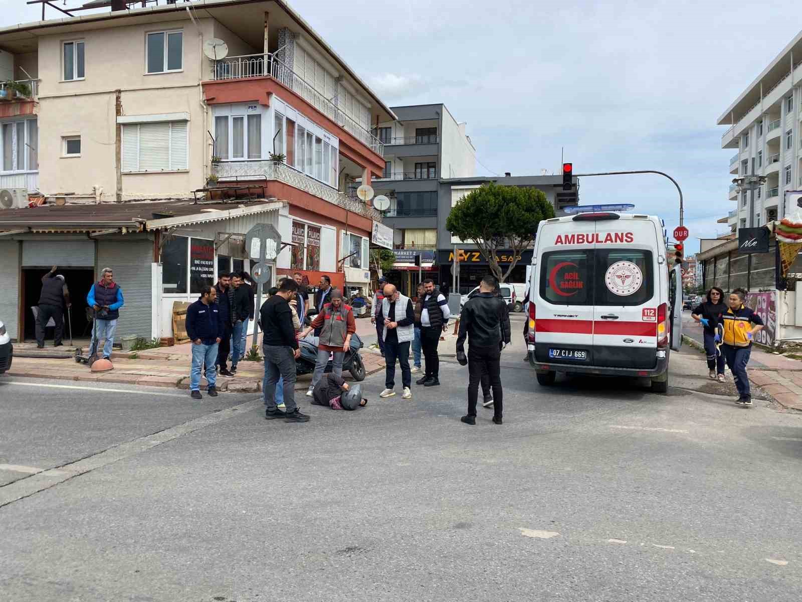 Annesini kazada yaralayıp kaçan sürücüyü, gözyaşlarıyla babasına şikayet etti 8 annesini kazada yaralayip kacan surucuyu gozyaslariyla babasina sikayet etti 4 dAOGvCcJ