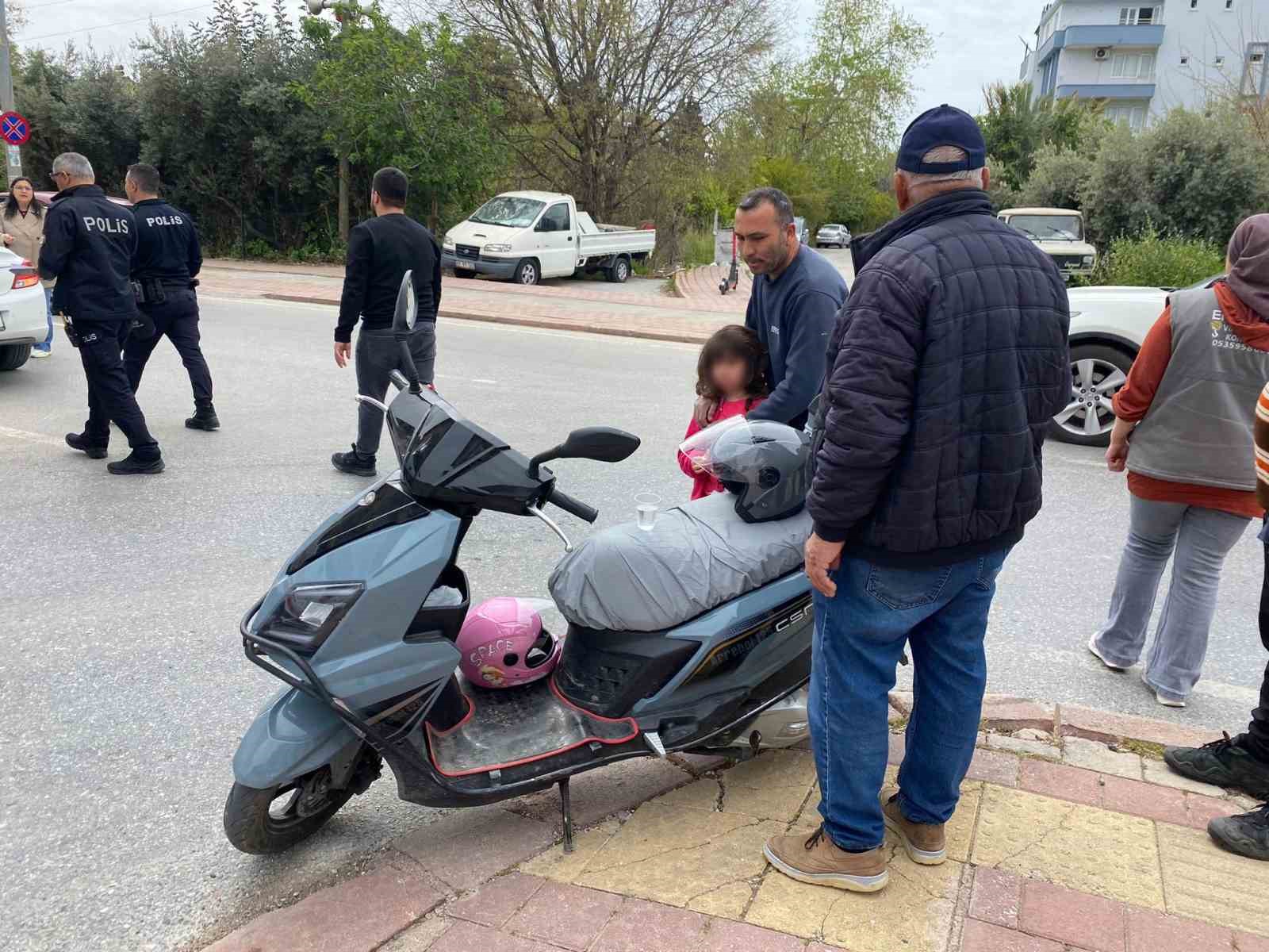 Annesini kazada yaralayıp kaçan sürücüyü, gözyaşlarıyla babasına şikayet etti 11 annesini kazada yaralayip kacan surucuyu gozyaslariyla babasina sikayet etti 7 eMDrebl7