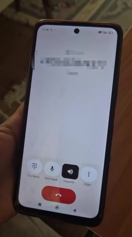 Annesini telefonda konuşurken gördü dolandırıcıların planını bozdu 6 annesini telefonda konusurken gordu dolandiricilarin planini bozdu 2 m1OHSqgu