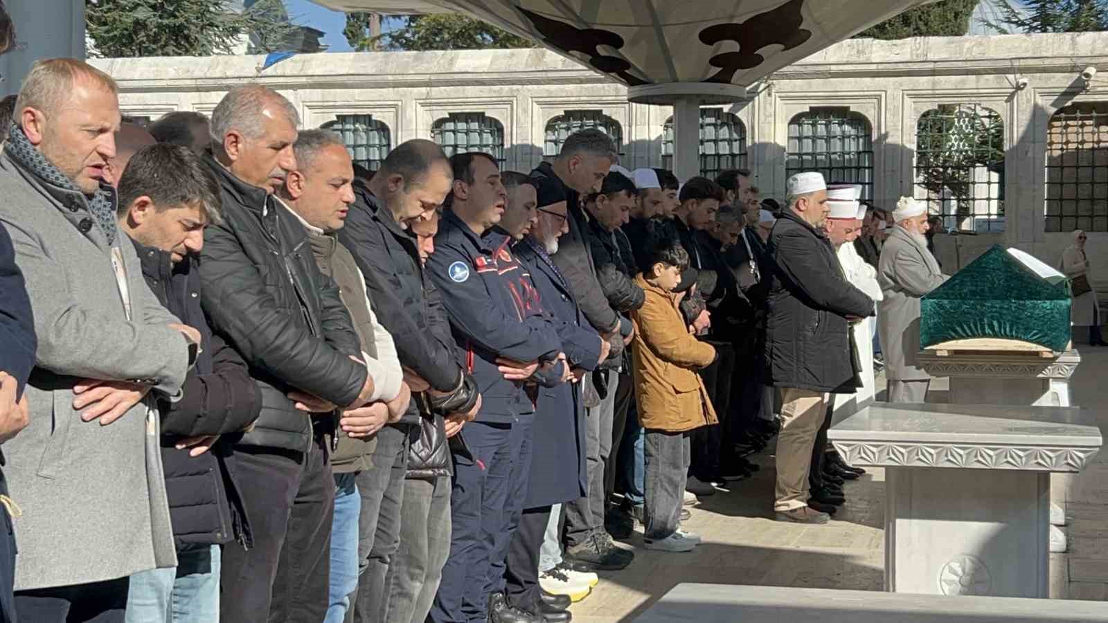 annesinin cenazesinde agabeyi tarafindan oldurulen kardes son yolculuguna ugurlandi 1 vD5yB4n6