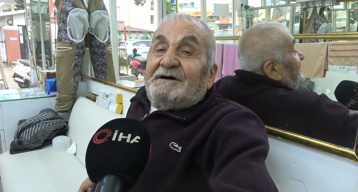 Annesinin çok sevdiği çiçeği, iş yerinin önünde mezarı andıran alanda 40 yıldır yaşatıyor 5 annesinin cok sevdigi cicegi is yerinin onunde mezari andiran alanda 40 yildir yasatiyor 1 lMNnAQjO