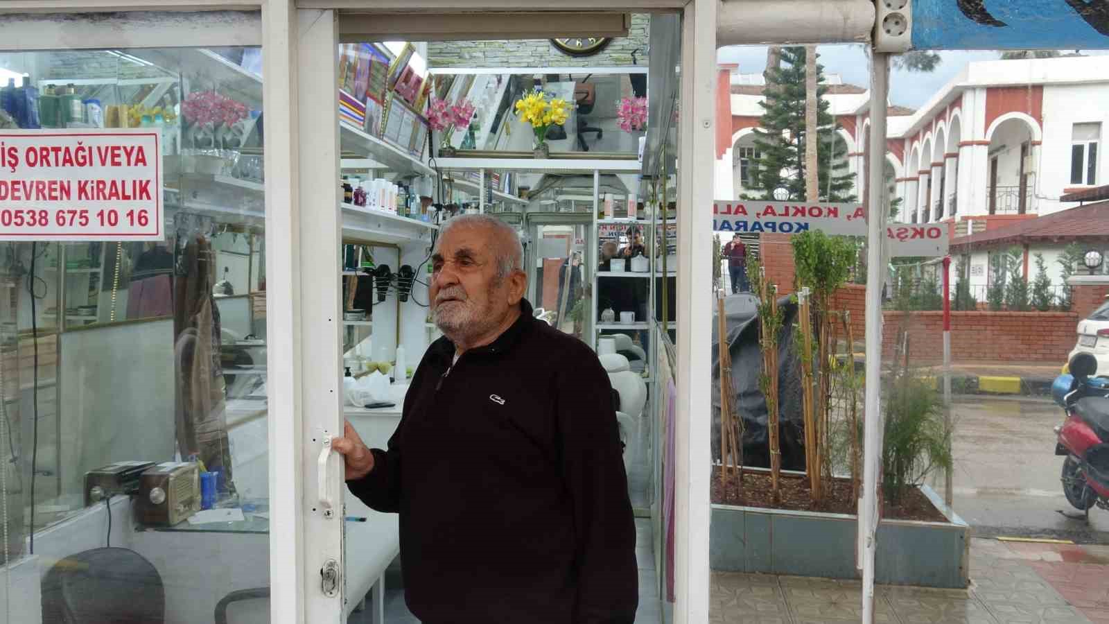 Annesinin çok sevdiği çiçeği, iş yerinin önünde mezarı andıran alanda 40 yıldır yaşatıyor 6 annesinin cok sevdigi cicegi is yerinin onunde mezari andiran alanda 40 yildir yasatiyor 2 3C7Le6lU