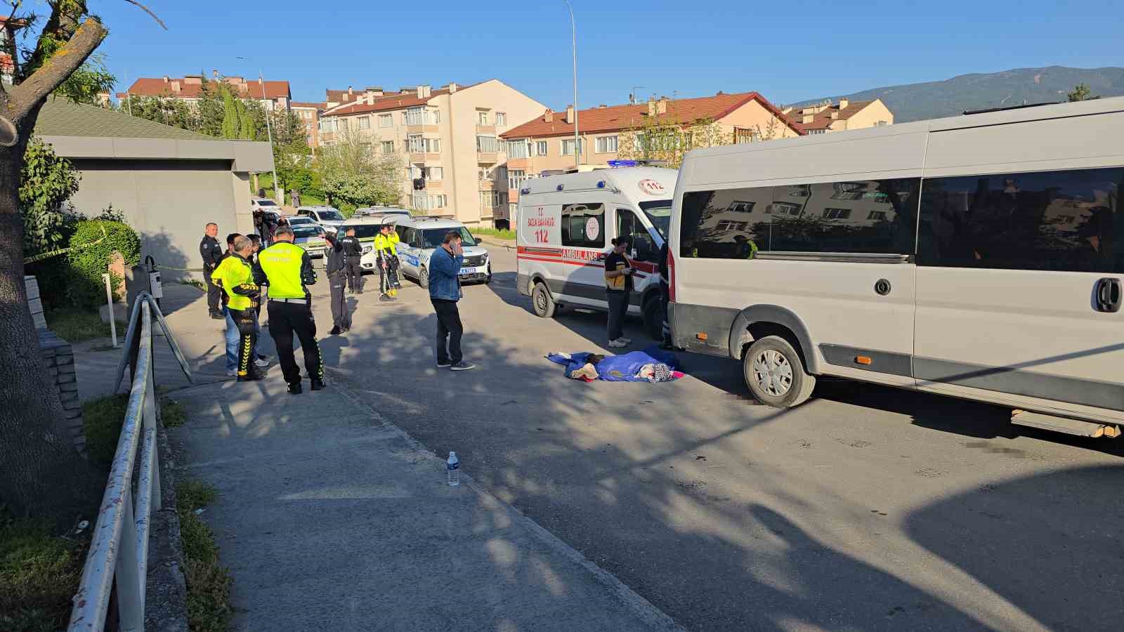 annesinin elinden kurtulup yola firlayan 3 yasindaki aybars servis aracinin altinda can verdi 1 DZmBtNGT