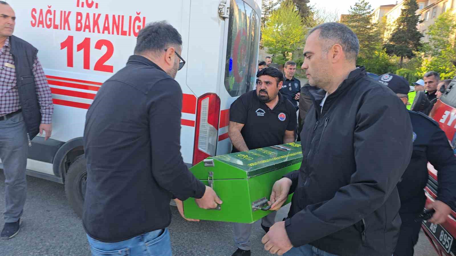 annesinin elinden kurtulup yola firlayan 3 yasindaki aybars servis aracinin altinda can verdi 4 vYIuR35N