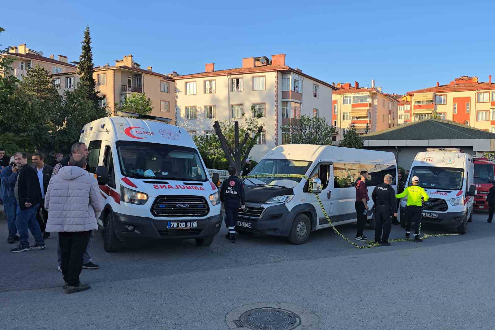 annesinin elinden kurtulup yola firlayan 3 yasindaki aybars servis aracinin altinda can verdi 5 b1Y2cfqI