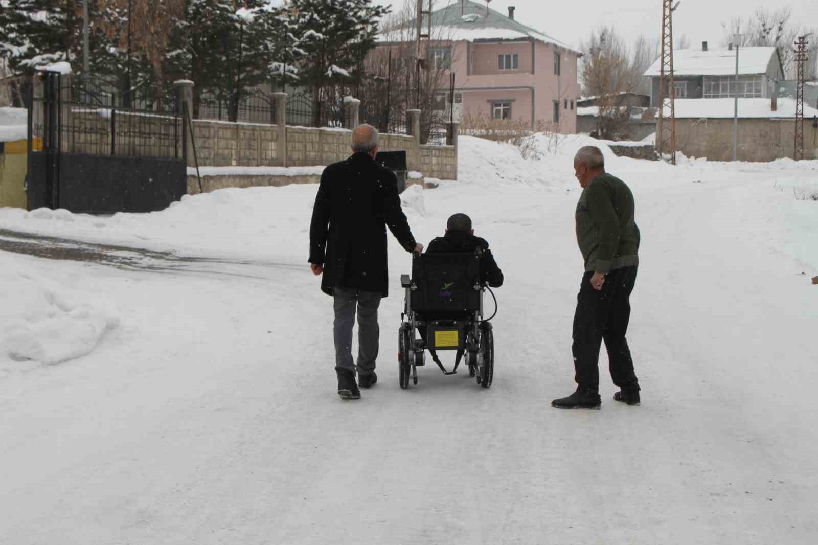 annesinin mezarina gidebilmek icin talep ettigi sandalyeye kavustu 1 XyAsrdw3