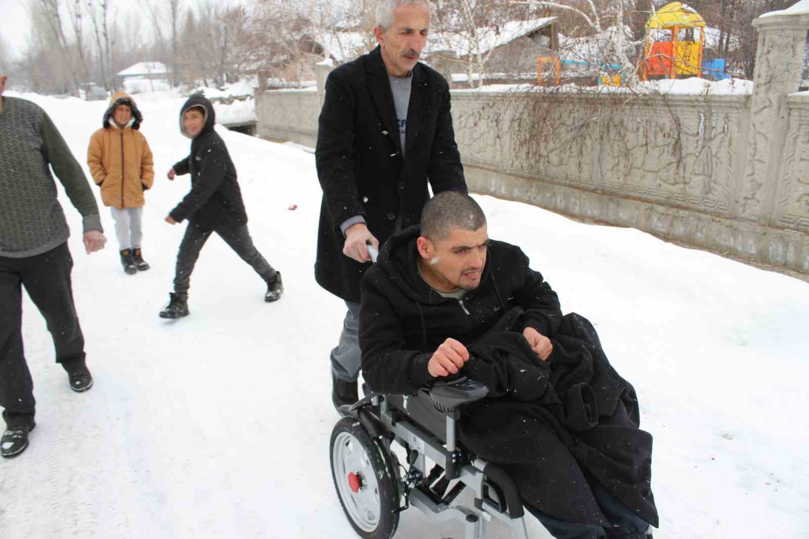 annesinin mezarina gidebilmek icin talep ettigi sandalyeye kavustu 4 uTcAVa6S