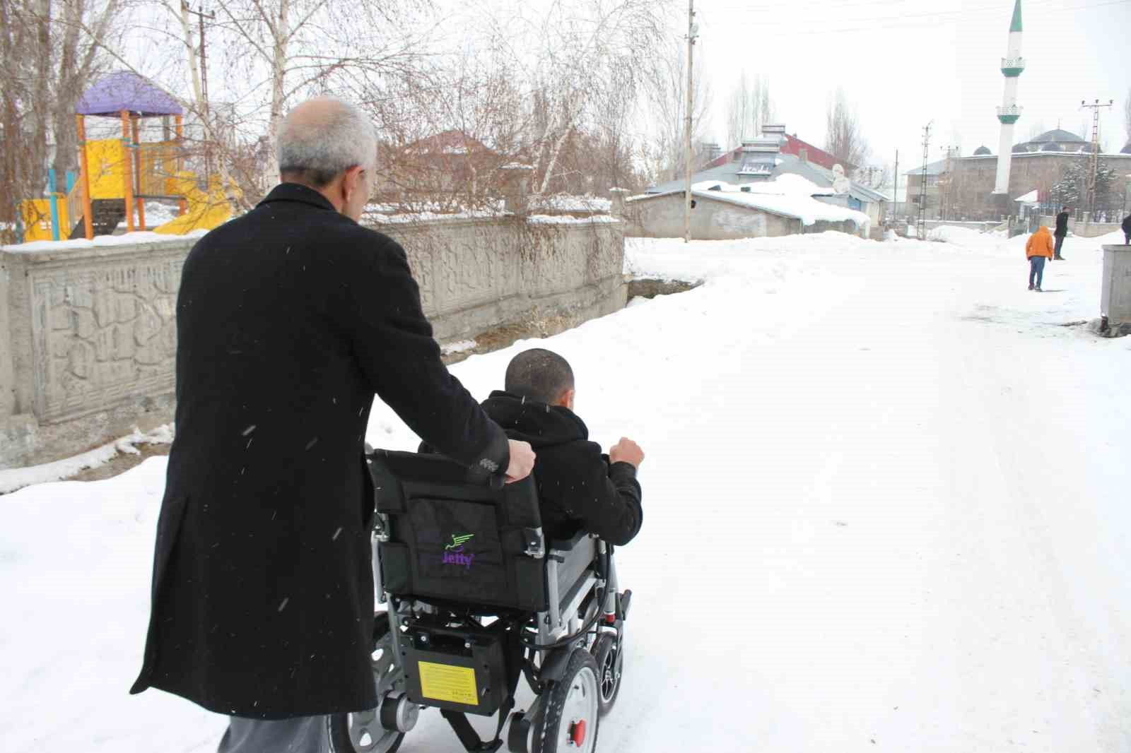 annesinin mezarina gidebilmek icin talep ettigi sandalyeye kavustu 6