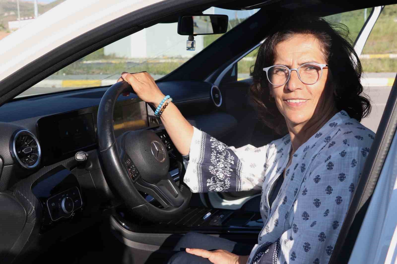 annesinin mezarini ziyaret edebilmek icin 56 yasinda ehliyet aldi sevincini kafkas dansiyla kutladi 0 heQG44M7