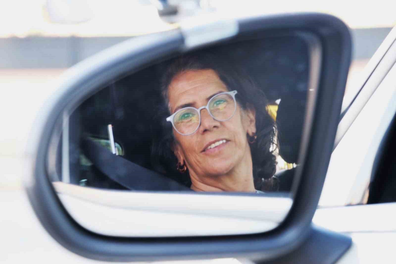 annesinin mezarini ziyaret edebilmek icin 56 yasinda ehliyet aldi sevincini kafkas dansiyla kutladi 1 FXQOZn8T
