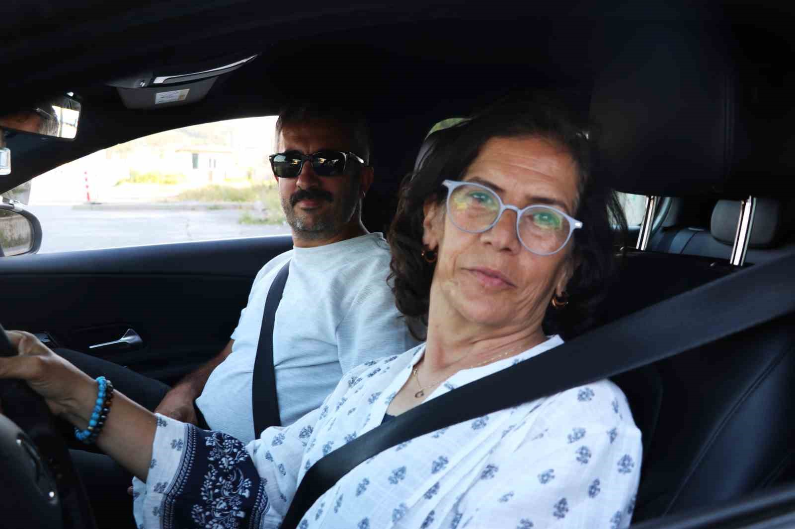 annesinin mezarini ziyaret edebilmek icin 56 yasinda ehliyet aldi sevincini kafkas dansiyla kutladi 2 zFp9FO83