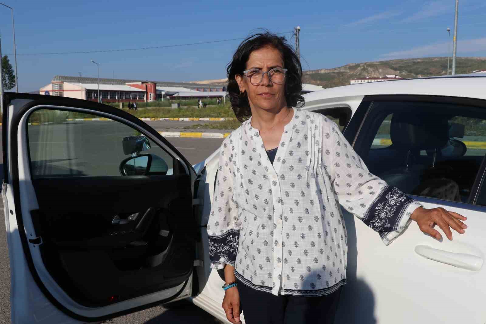 annesinin mezarini ziyaret edebilmek icin 56 yasinda ehliyet aldi sevincini kafkas dansiyla kutladi 3 DMmqMdF9