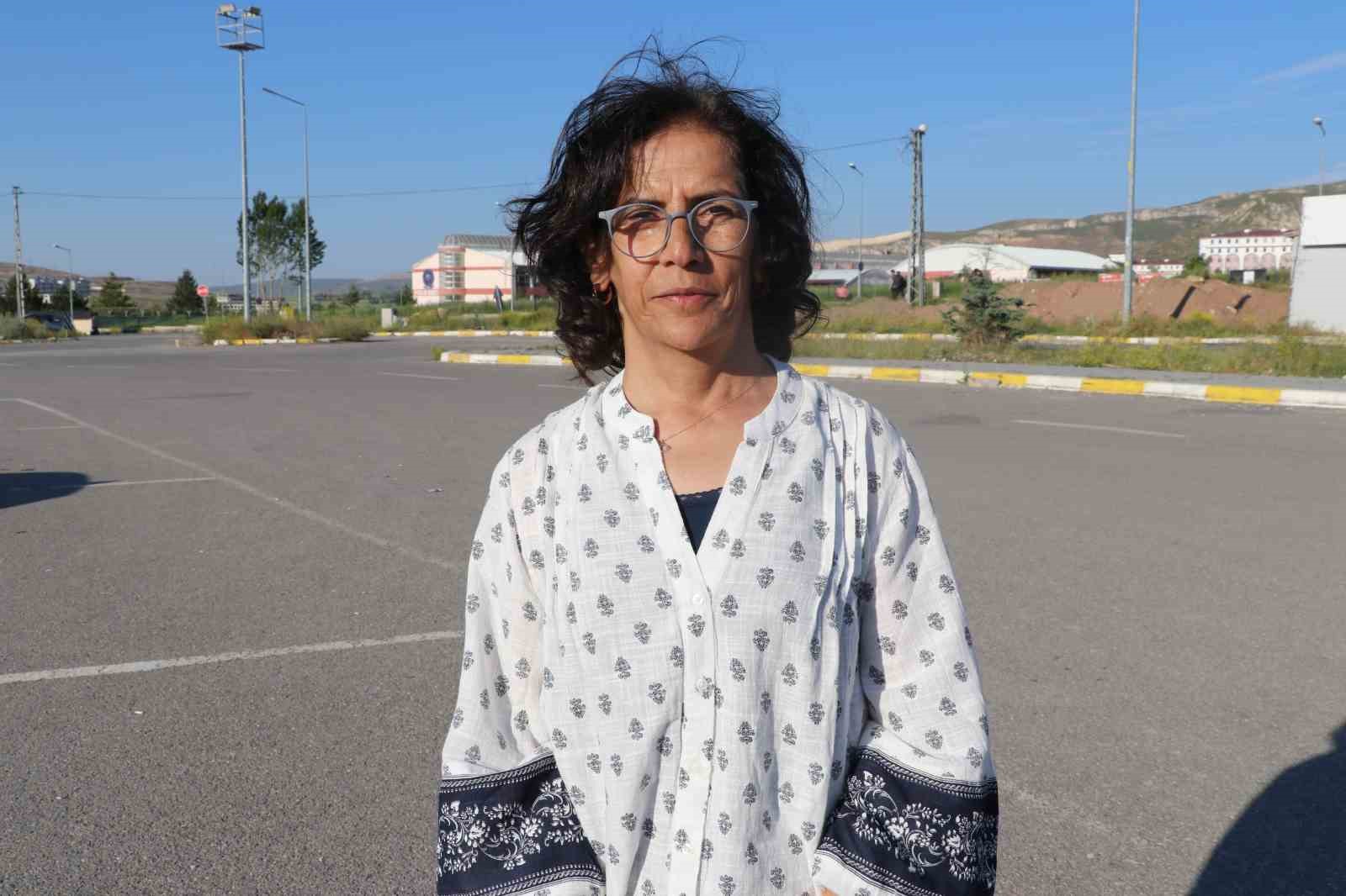 annesinin mezarini ziyaret edebilmek icin 56 yasinda ehliyet aldi sevincini kafkas dansiyla kutladi 4