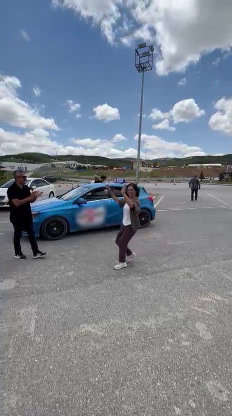 annesinin mezarini ziyaret edebilmek icin 56 yasinda ehliyet aldi sevincini kafkas dansiyla kutladi 6 RRZGYkcR