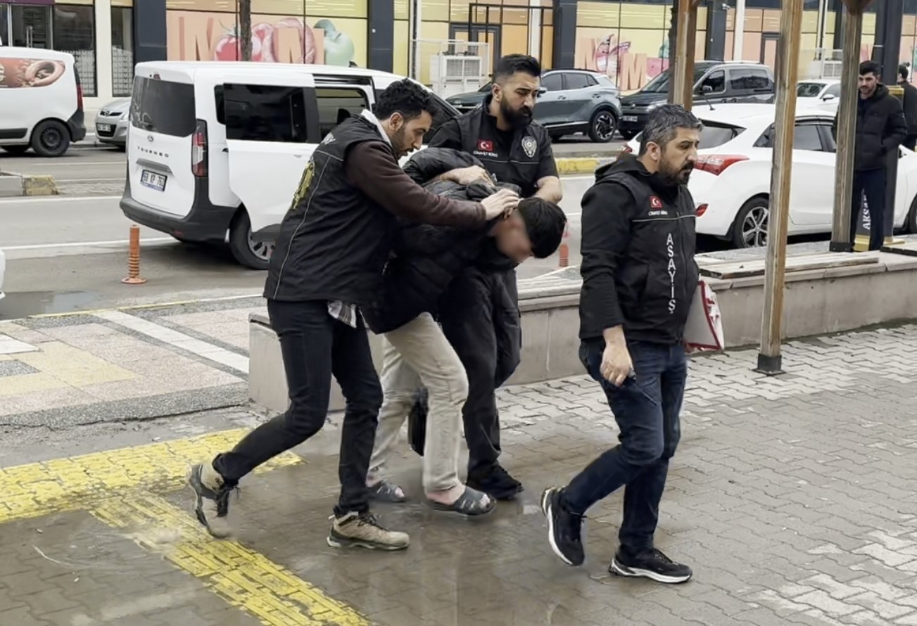Annesinin sevgilisini bıçaklayan genç ve polise tokat atan annesi adliyede 5 annesinin sevgilisini bicaklayan genc ve polise tokat atan annesi adliyede 1 hIQLeYay