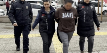 annesinin-sevgilisini-bicaklayan-genc-ve-polise-tokat-atan-annesi-adliyede-WSINXrhe.jpg