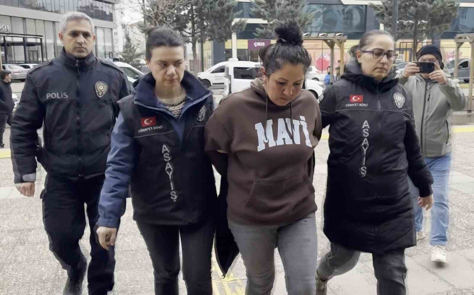 Annesinin sevgilisini bıçaklayan genç ve polise tokat atan annesi tutuklandı 4 annesinin sevgilisini bicaklayan genc ve polise tokat atan annesi tutuklandi 0 dM75g7ib