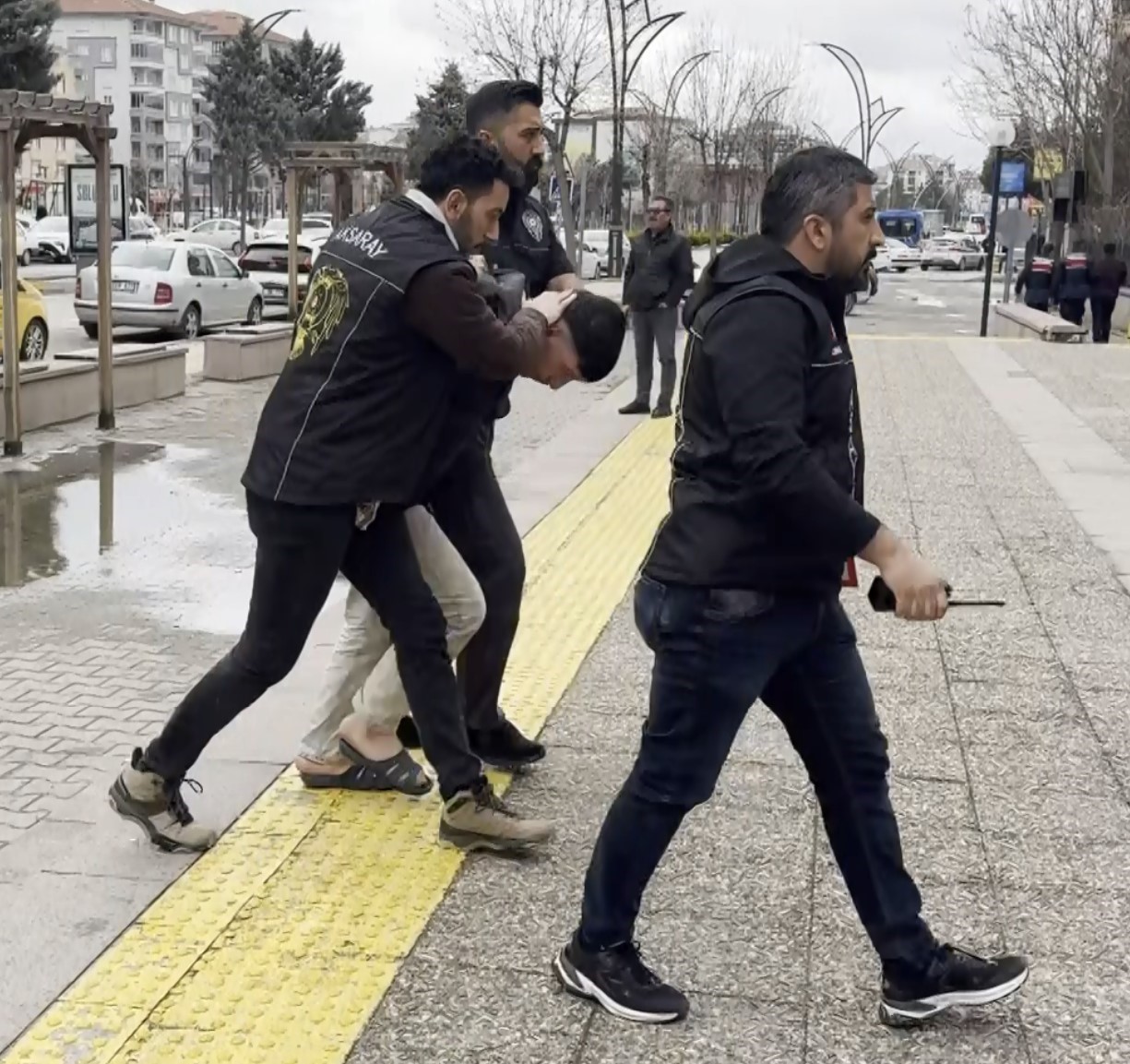 Annesinin sevgilisini bıçaklayan genç ve polise tokat atan annesi tutuklandı 5 annesinin sevgilisini bicaklayan genc ve polise tokat atan annesi tutuklandi 1 cUVnw9zu