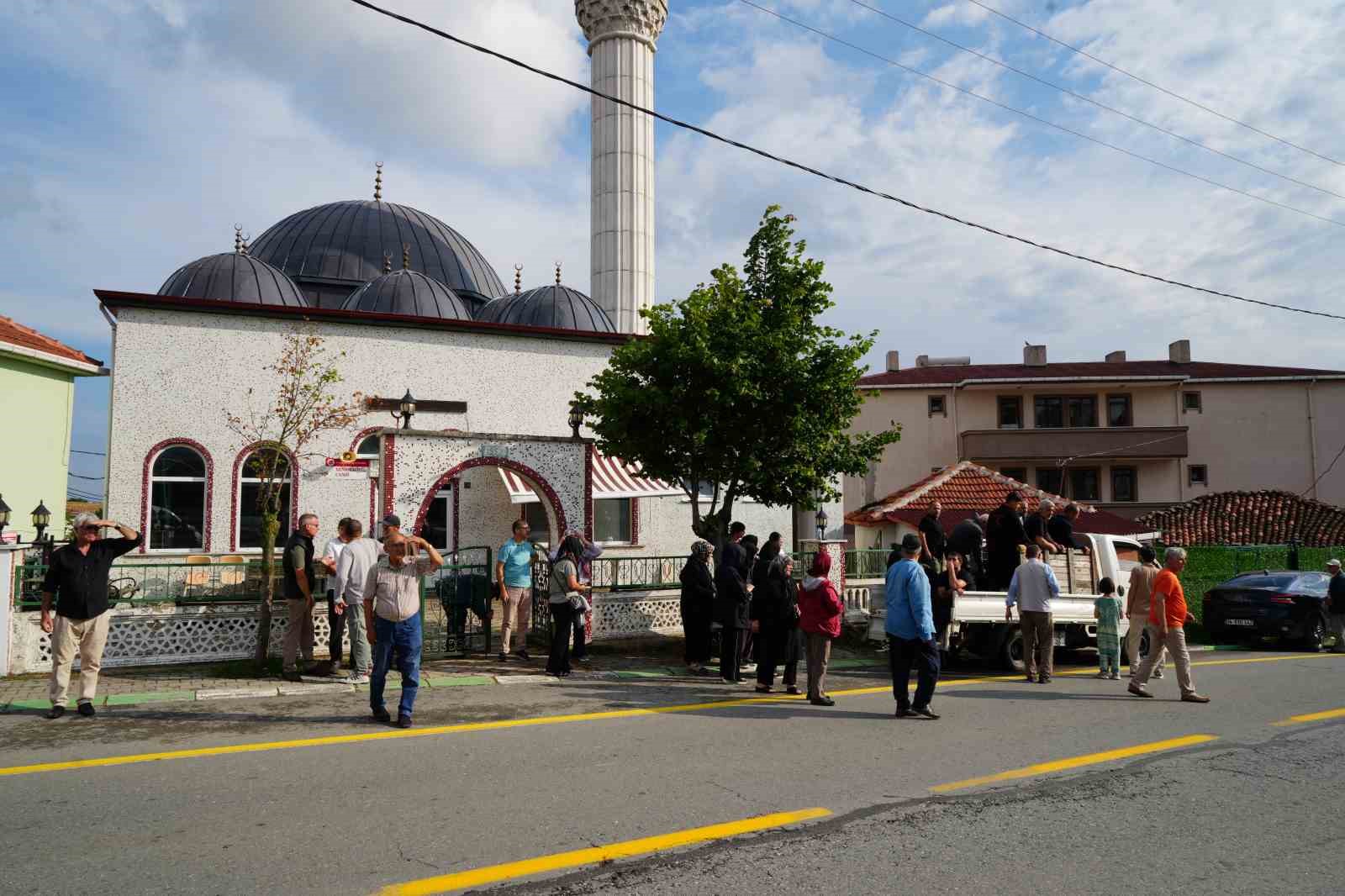 annesiyle birlikte silahli saldirida olen 4 yasindaki oyku naz topraga verildi 0 9Qez1lHW