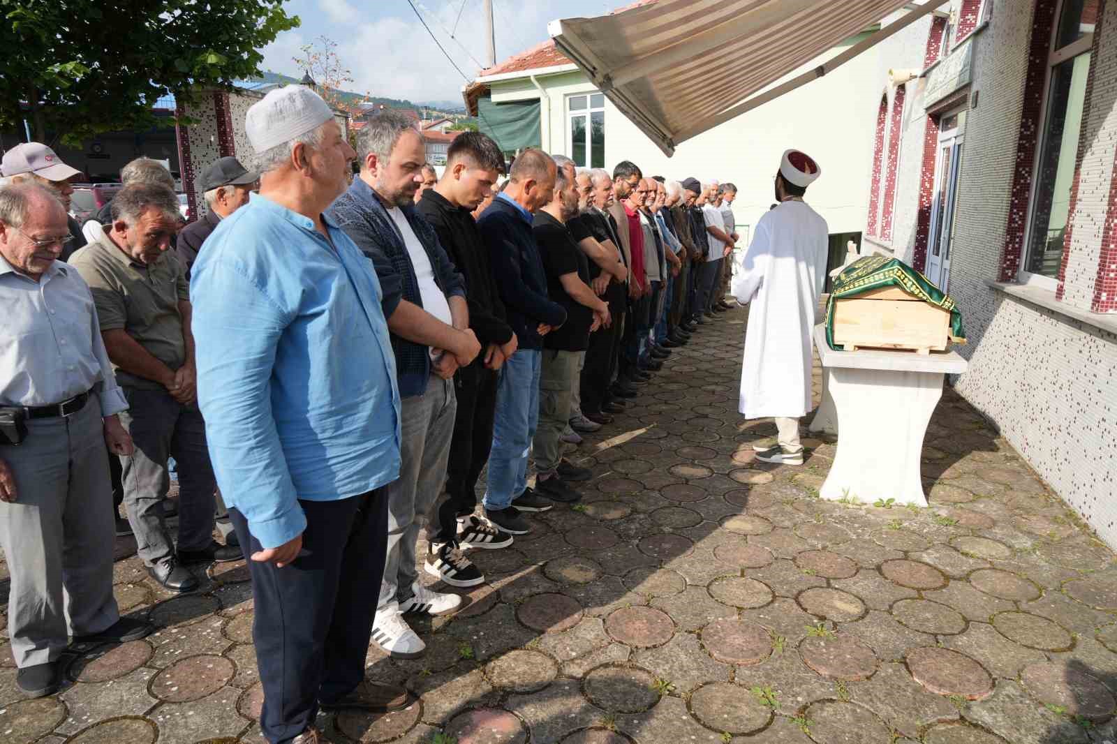 annesiyle birlikte silahli saldirida olen 4 yasindaki oyku naz topraga verildi 1 rWzm5JZh