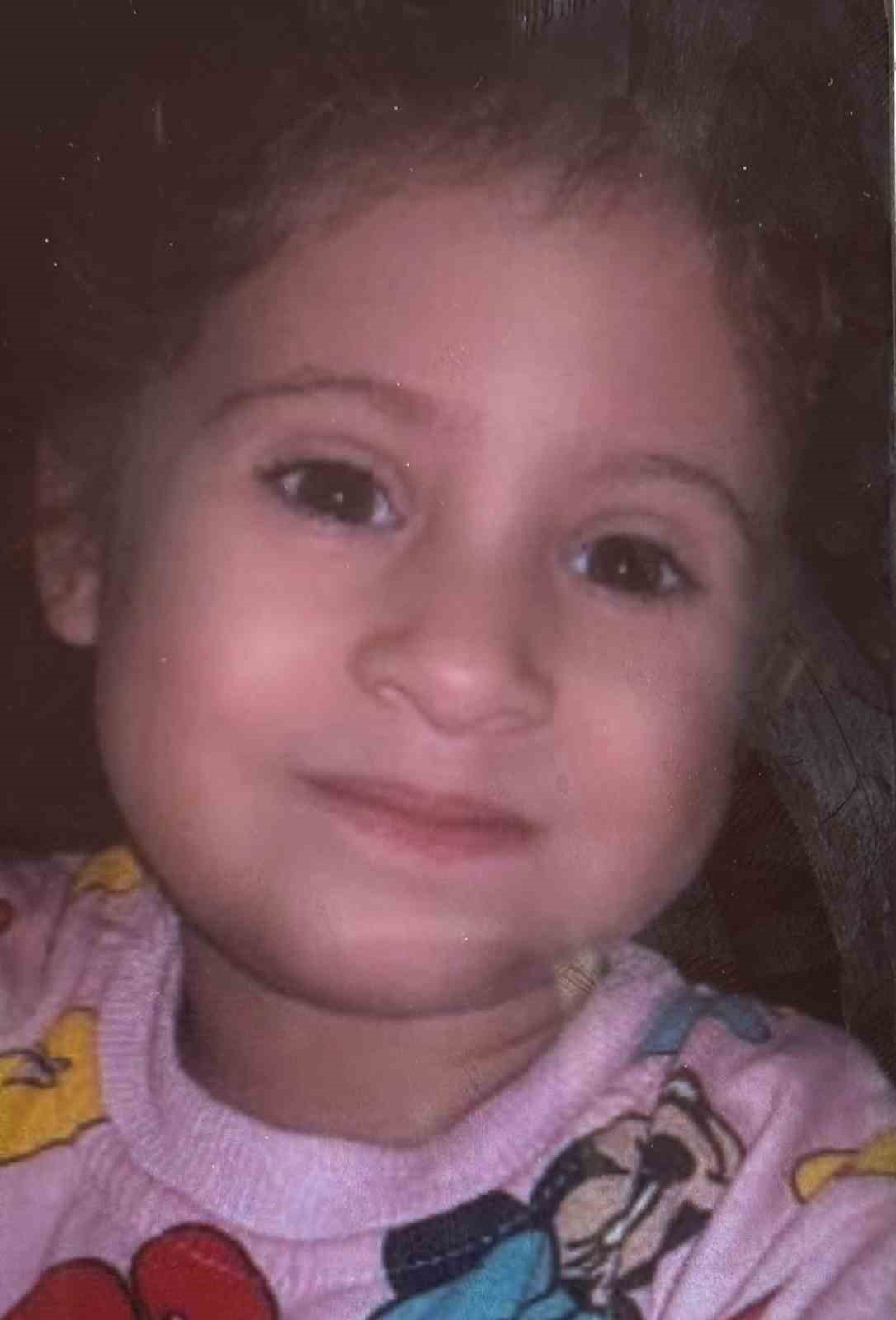 annesiyle birlikte silahli saldirida olen 4 yasindaki oyku naz topraga verildi 2 hcSK13KS