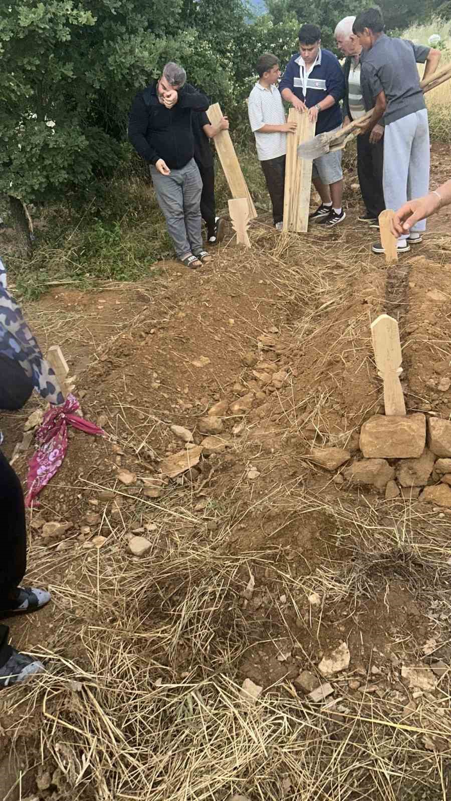 annesiyle birlikte silahli saldirida olen 4 yasindaki oyku naz topraga verildi 4 H8ZW6OYJ