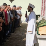 annesiyle-birlikte-silahli-saldirida-olen-4-yasindaki-oyku-naz-topraga-verildi-FwJ8kfOU.jpg