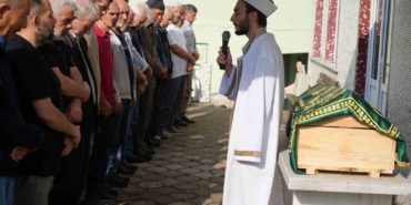 annesiyle-birlikte-silahli-saldirida-olen-4-yasindaki-oyku-naz-topraga-verildi-FwJ8kfOU.jpg