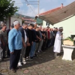 annesiyle-birlikte-silahli-saldirinin-hedefi-olan-4-yasindaki-oyku-naz-topraga-verildi-D4zj2Mxe.jpg