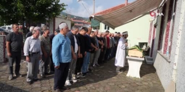 annesiyle-birlikte-silahli-saldirinin-hedefi-olan-4-yasindaki-oyku-naz-topraga-verildi-D4zj2Mxe.jpg