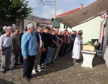 annesiyle-birlikte-silahli-saldirinin-hedefi-olan-4-yasindaki-oyku-naz-topraga-verildi-D4zj2Mxe.jpg