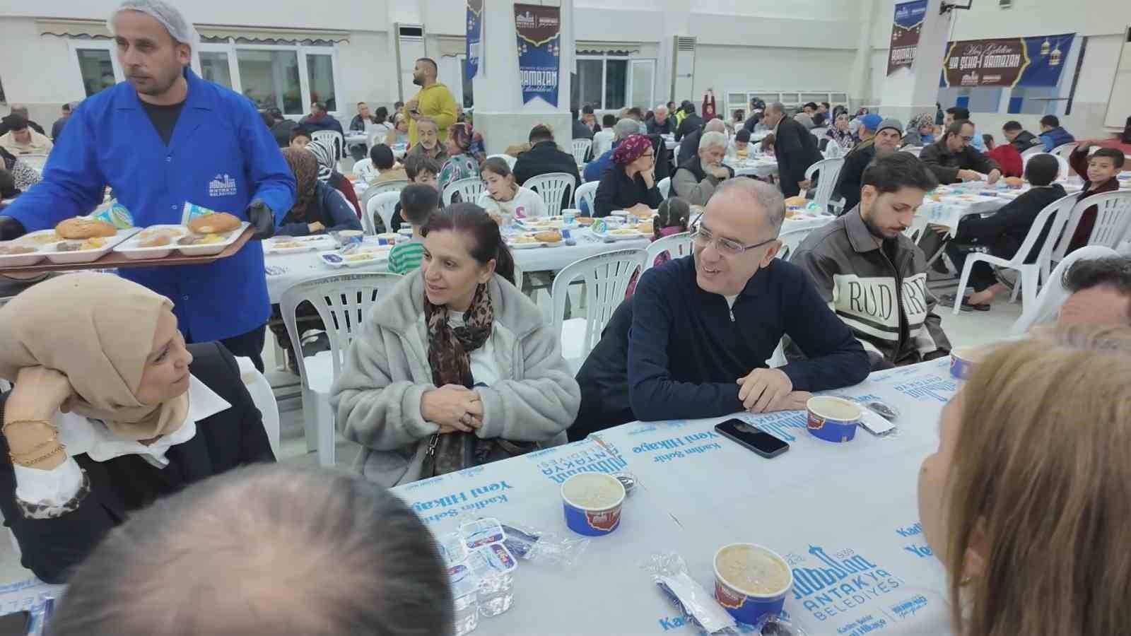 antakya belediyesi ramazan ayi boyunca her gun bin kisiye iftar veriyor 1 OahOtJMN