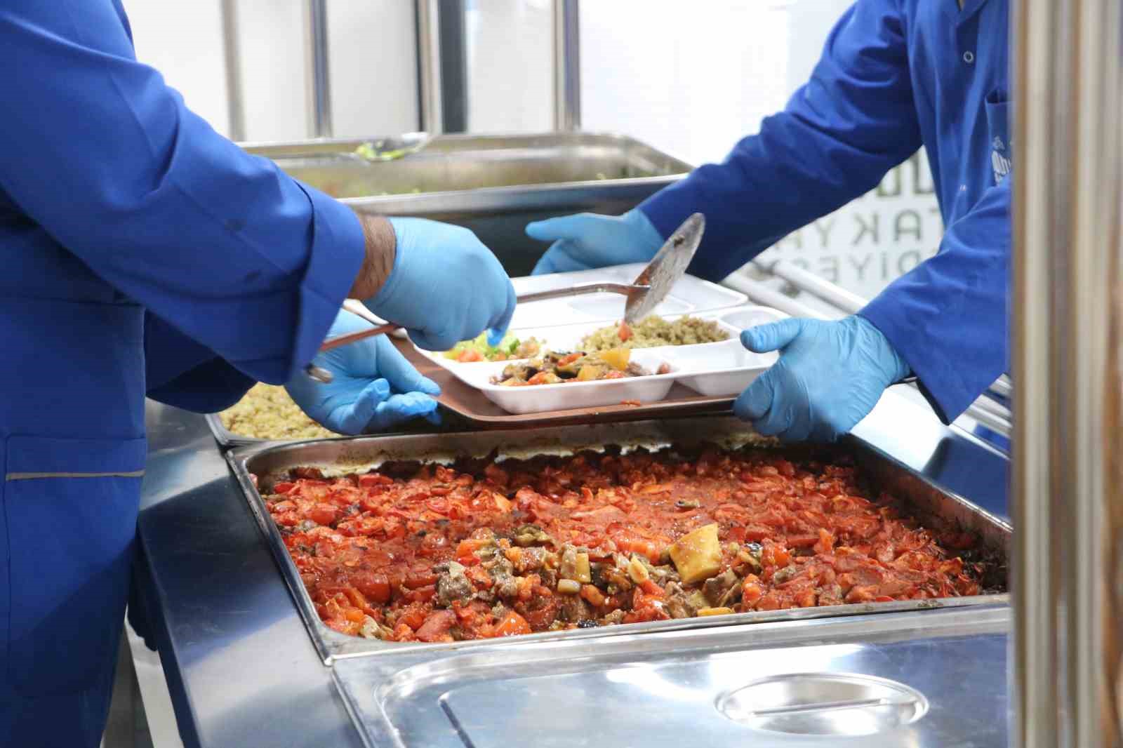antakya belediyesi ramazan ayi boyunca her gun bin kisiye iftar veriyor 5 dXnVg3Uu