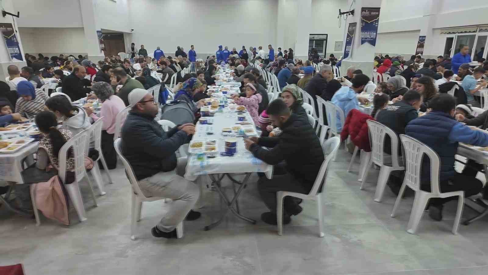 antakya belediyesi ramazan ayi boyunca her gun bin kisiye iftar veriyor 7 LzKF5zLv