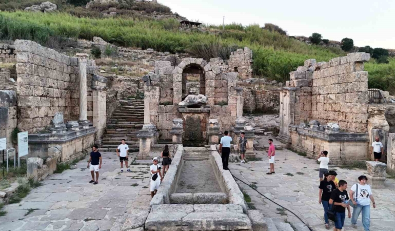 antalya-ekim-ayinda-zirve-yapti-10-ayda-16-milyon-turisti-asti-vTE6JybV.jpg