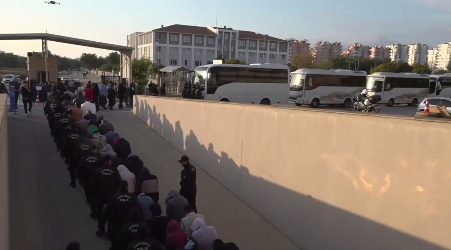 antalya emniyetinden 458 torbacinin gozaltina aldigi operasyona affetmiyoruz geri adim atmiyoruz vazgecmiyoruz paylasimi 2 DL96PMwJ